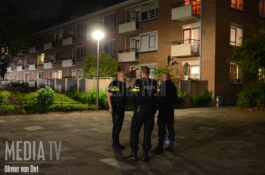 Politie lost waarschuwingsschoten op de Bruinissestraat Rotterdam (video)