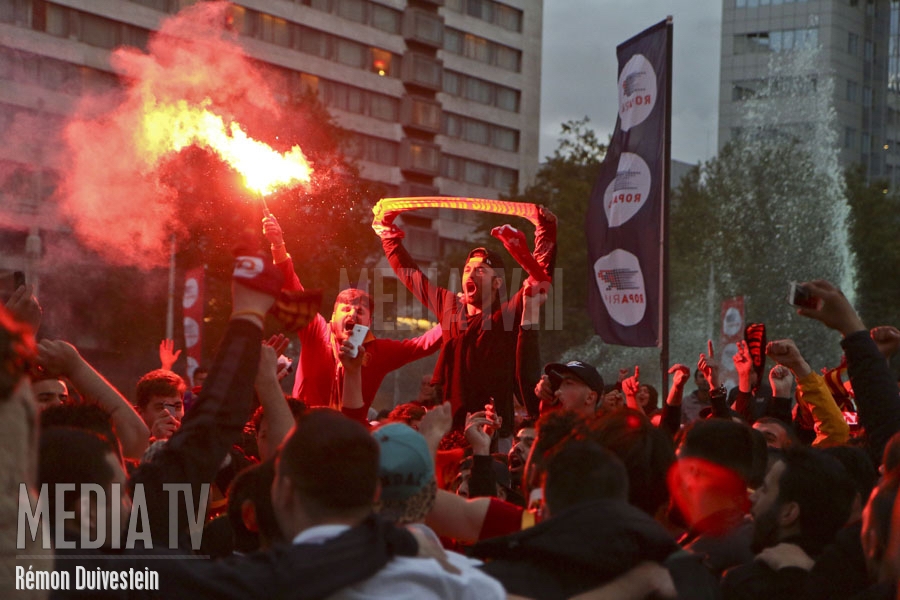 Supporters Galatasaray vieren kampioenschap op Hofplein (video)