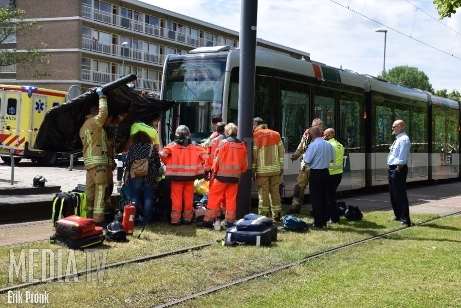 Scooterbestuurder zwaargewond na aanrijding met tram Parkweg Schiedam (video)