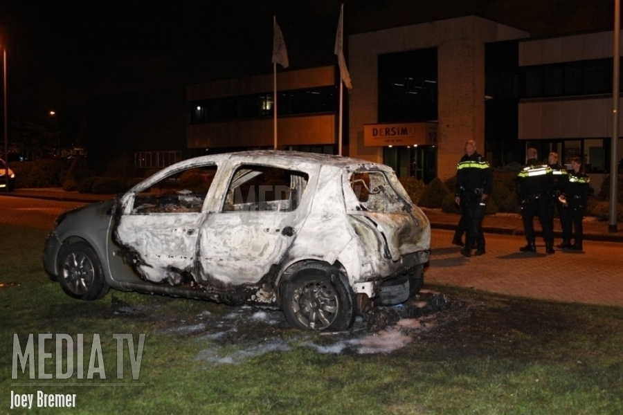 Auto uitgebrand aan de Noordzee in Maassluis