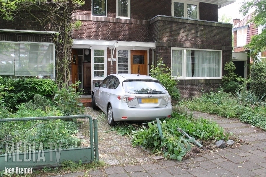 Auto tegen woning Burgemeester Le Fevre de Montignylaan Rotterdam (video)