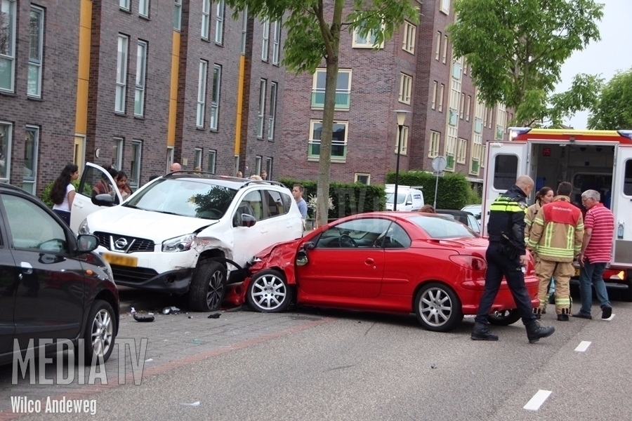 Autobestuurder ramt geparkeerde auto Noordersingel Barendrecht