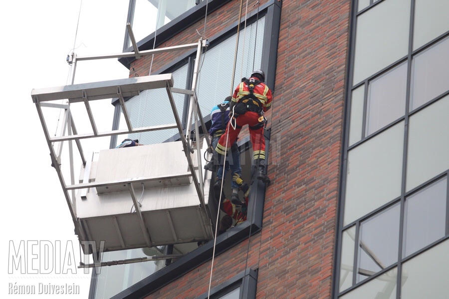 Glazenwassers vast in bakje aan gevel Admiraliteitskade Rotterdam (video)