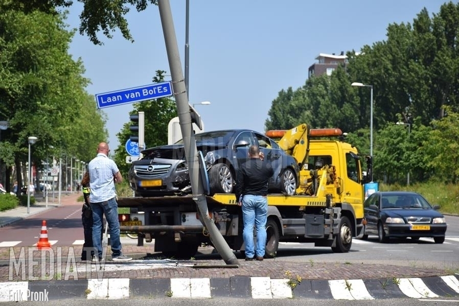Auto's botsen op Churchillweg Schiedam