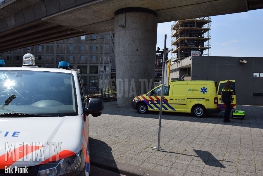 Automobilist doorgereden na aanrijding met snorscooter Maashaven Zuidzijde Rotterdam