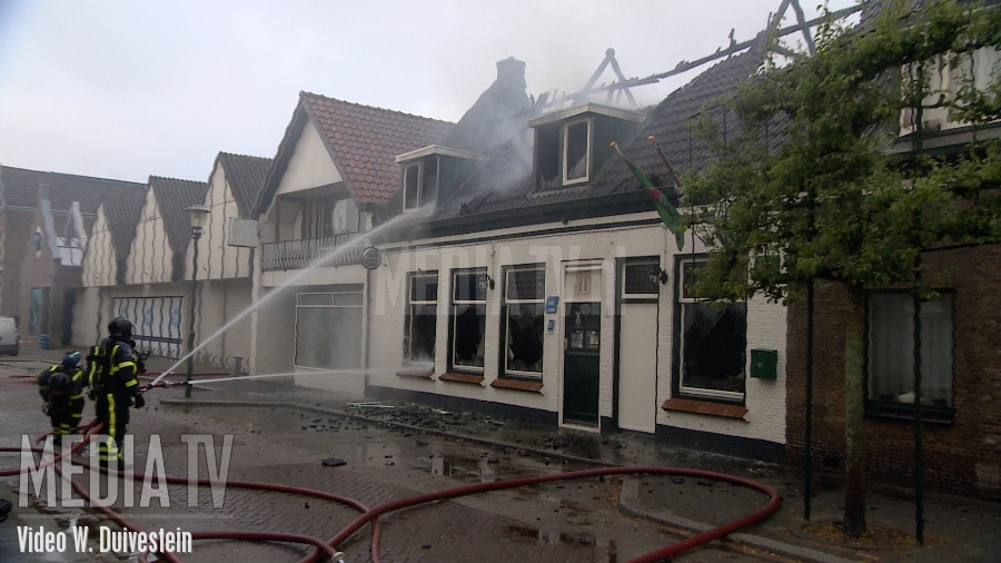Grote brand in Cafe De Herberg Langestraat 's-Gravendeel (video)
