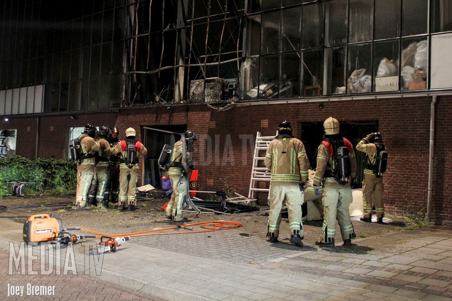 Middelbrand in garagebox Gerardus Blankenheymstraat Schiedam (video)