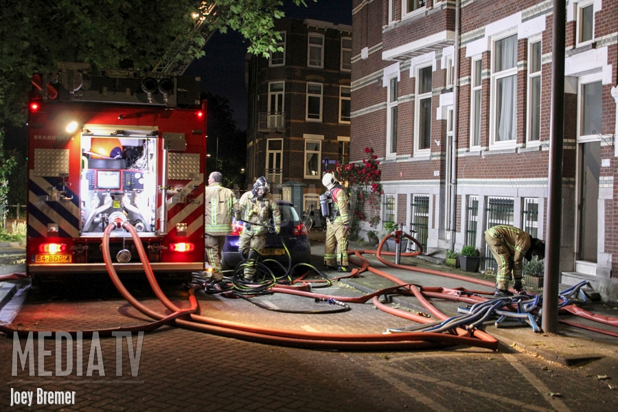 Zeer grote brand op dak van woning Schiebroekselaan Rotterdam (video)