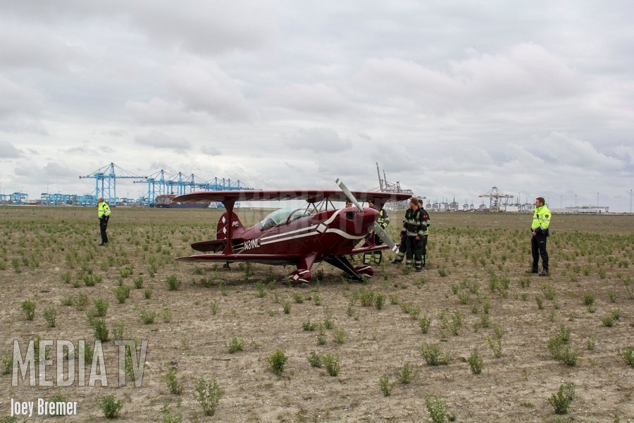 Stuntvliegtuigje maakt voorzorgslanding op braakliggend terrein Europaweg (video)
