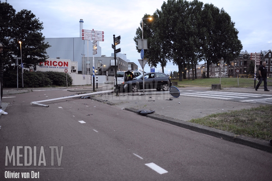 Auto tegen lichtmast Charloisse Hoofd Rotterdam