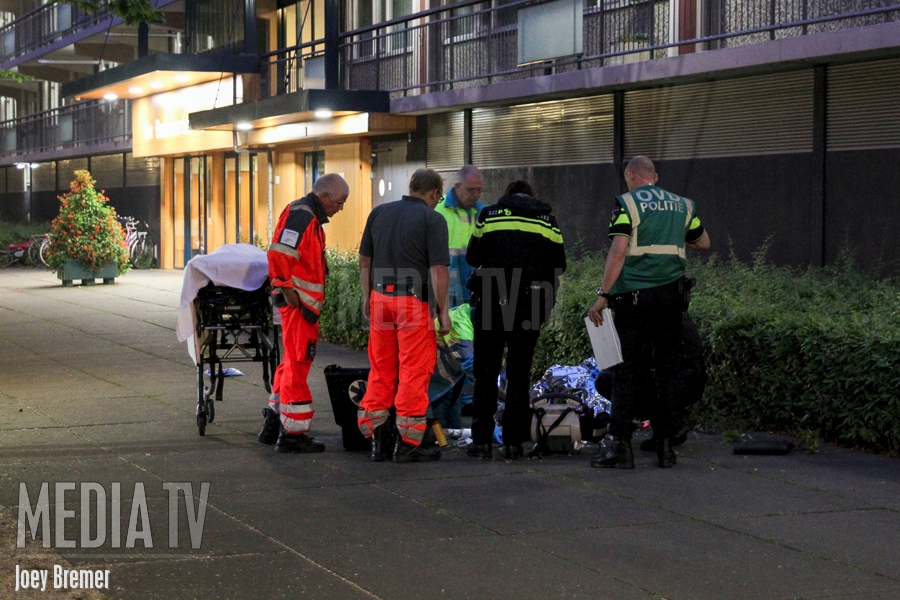 Man zwaargewond na val 8e etage flat Van Beethovenlaan Maassluis (video)