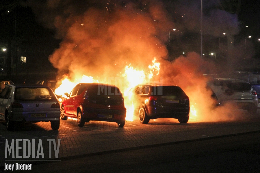 Drie personenauto's gaan in vlammen op Elrisstraat Hoogvliet (video)