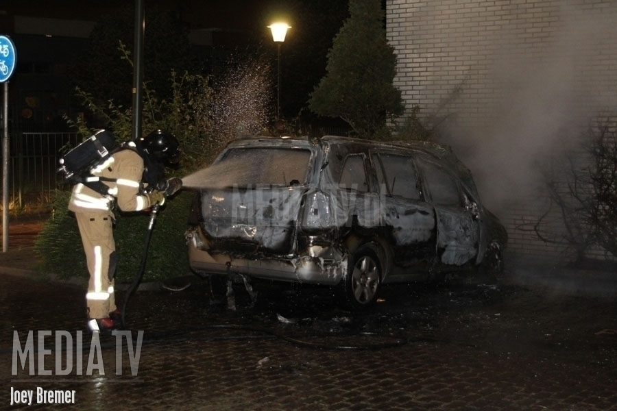 Auto in brand Prins Hendrikstraat Vlaardingen (video)