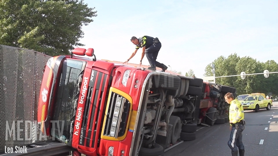 Vrachtwagen gekanteld op N3 Papendrecht (video)