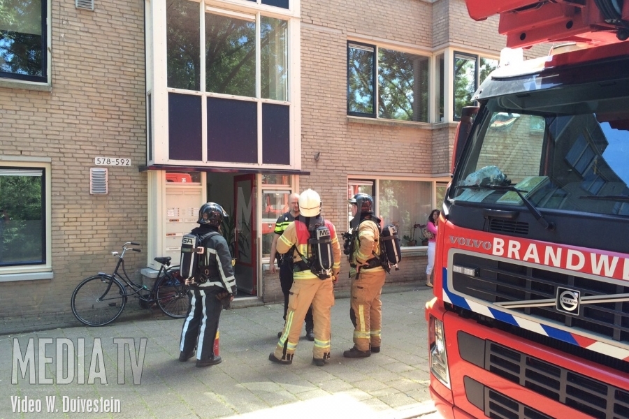Brandweer onderzoekt flatwoning Varnasingel Rotterdam