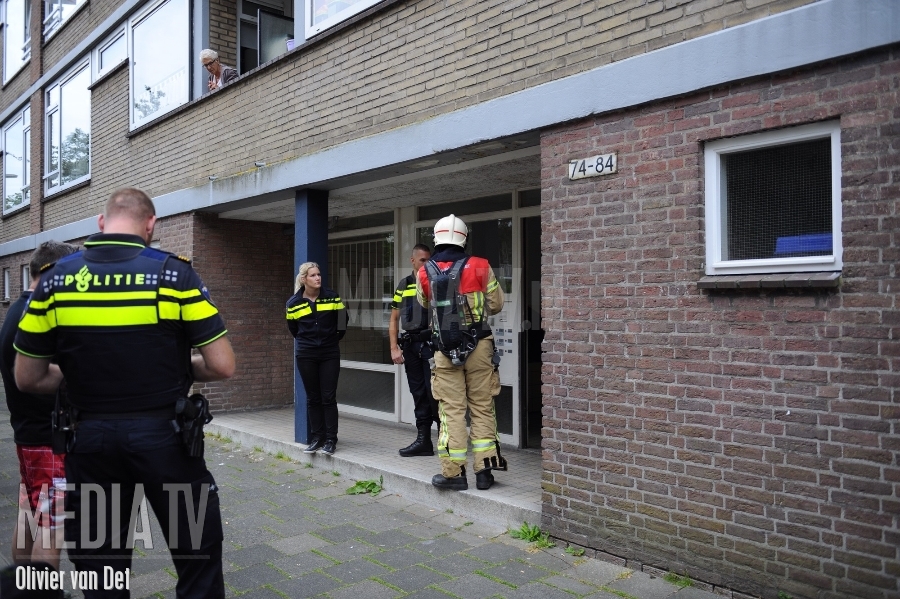 Brandweer onderzoekt vreemde lucht in kelderruimte flatwoningen Tholenstraat Rotterdam