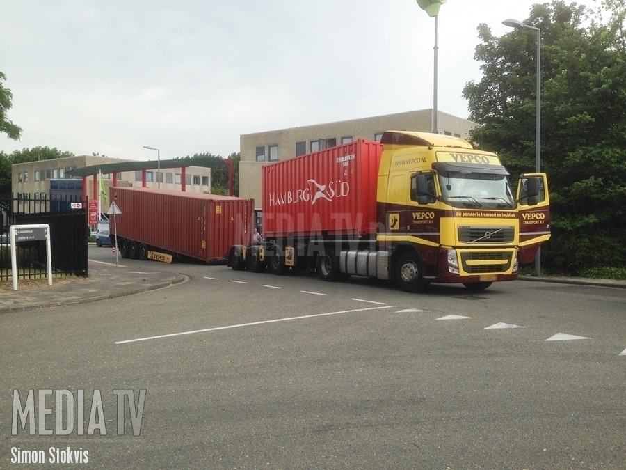 Chauffeur van vrachtwagen verliest aanhanger Innsbruckweg Rotterdam