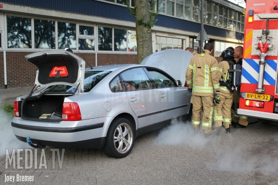 Brandweer blust kleine voertuigbrand Nieuwpoortweg Schiedam