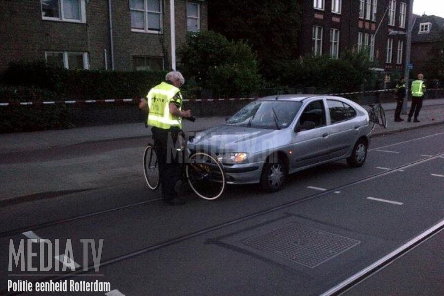 Fietsster ernstig gewond na aanrijding met auto Oudedijk Rotterdam