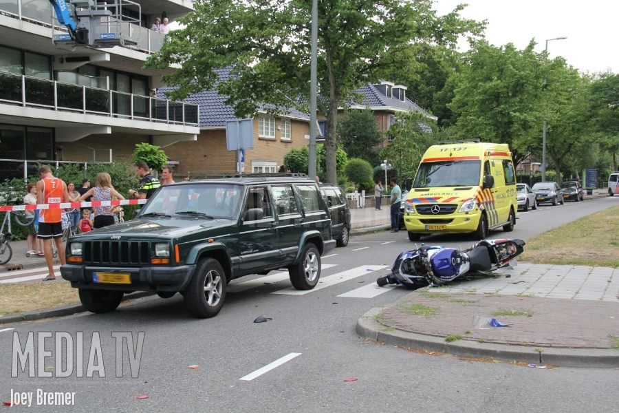 Motorrijder klapt achterop auto Burgemeester Knappertlaan Schiedam
