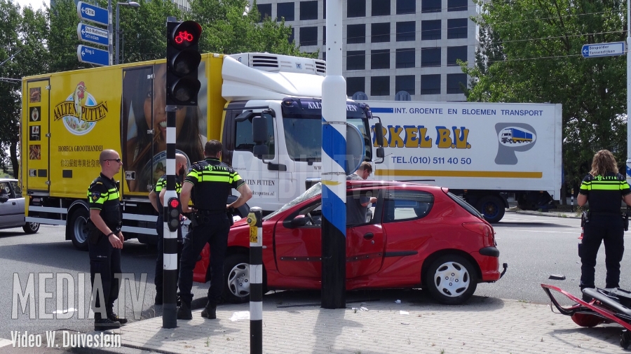 Aanrijding tussen vrachtwagen en personenauto Marconiplein Rotterdam