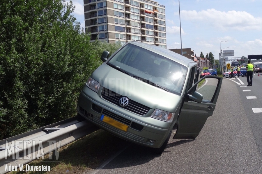 Bestelbus eindigt op de vangrail snelweg A13 Rotterdam (video)
