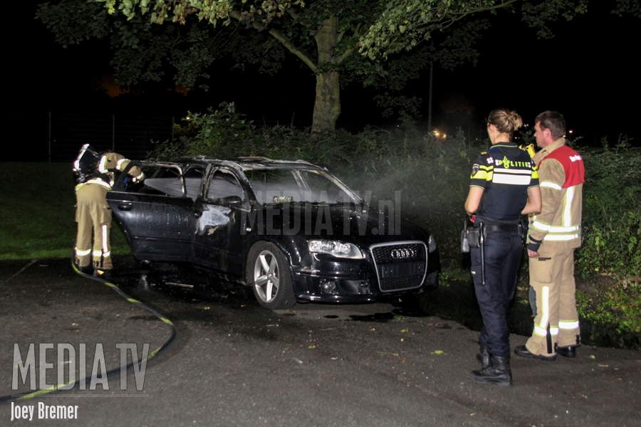 Audi uitgebrand op parkeerplaats Hargapark Schiedam (video)