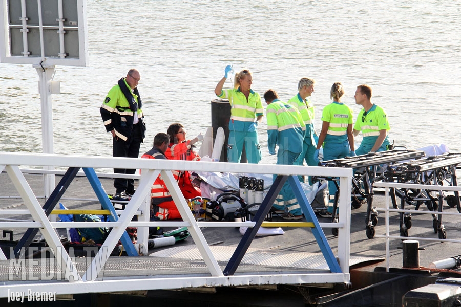 Mannen onwel aan boord van schip in 3e Petroleumhaven Rotterdam (video)