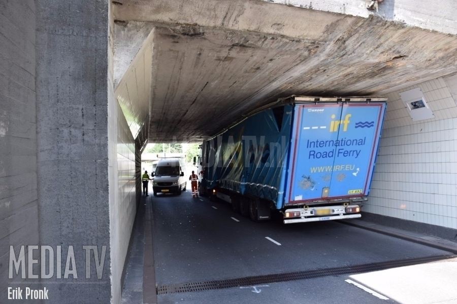 Vrachtwagen vast in tunnel Droogleever Fortuynplein Rotterdam (video)