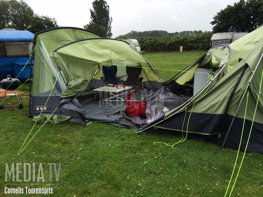 Tenten vernield door zomerstorm op camping De Krabbeplaat Brielle