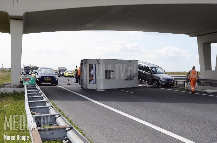 Caravan gekanteld op snelweg A29 Oud-Beijerland