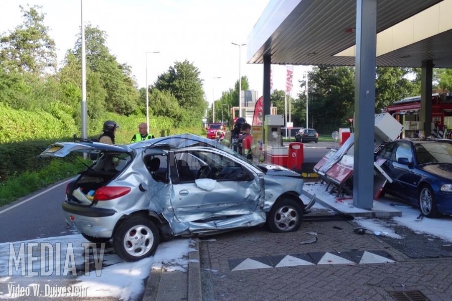 Automobilist ramt bezinepomp van tankstation Couwenhoekseweg Capelle aan den IJssel (video)