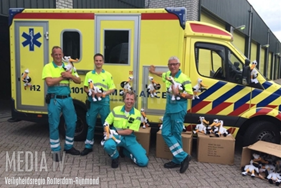 AmbulanceZorg Rotterdam-Rijnmond ontvangt knuffels van Stichting Ã¢â‚¬Å“Geef een knuffel!Ã¢â‚¬Â