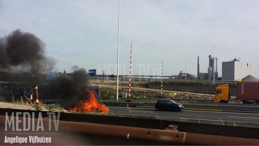 Auto in brand bij Botlektunnel A15 Rotterdam