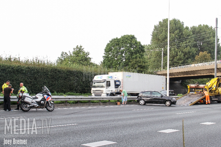 Auto botst op vangrail A20 Rotterdam