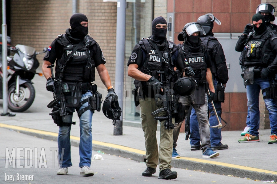 Arrestatieteam zoekt man met vuurwapen Koestraat Rotterdam
