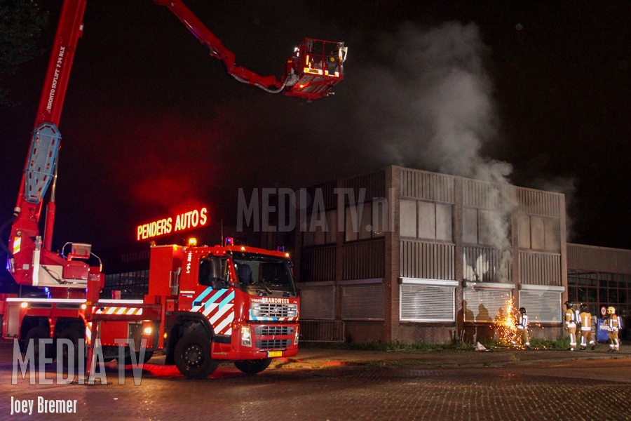 Grote brand bij autobedrijf George Stephensonweg Vlaardingen (video)