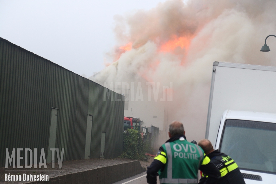 Zeer grote brand in pand aan de Delftweg Rotterdam