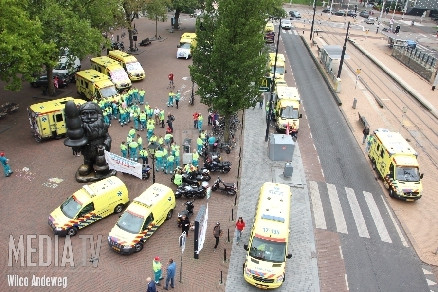 Ambulancemedewerkers voeren actie in centrum Rotterdam (video)