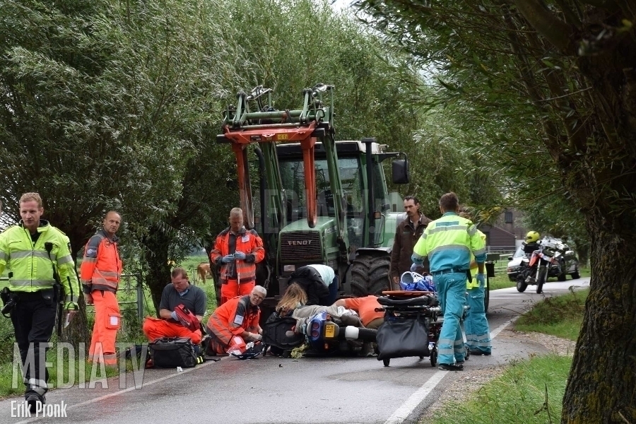 Scooterrijder zwaargewond bij aanrijding met tractor Oostveenseweg Schipluiden (video)