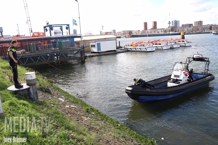 Overleden persoon in water Maashaven Rotterdam