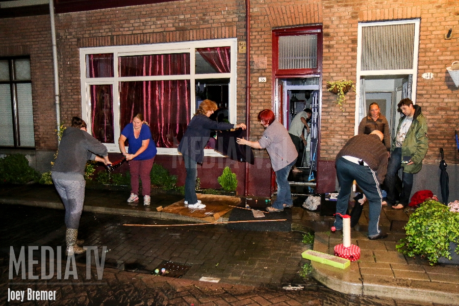 Wateroverlast in woningen door regenval Oosterstraat Schiedam (video)