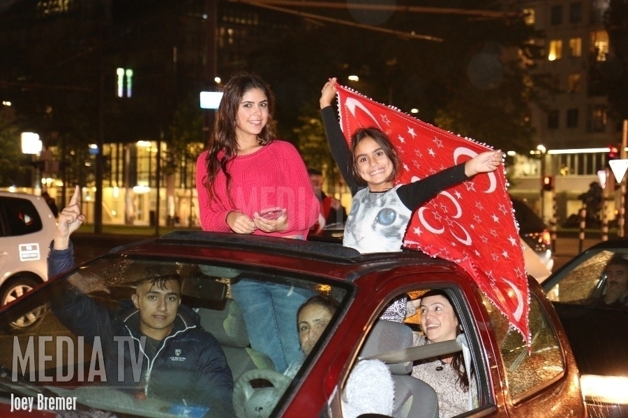 Turkse supporters vieren overwinning op het Hofplein in Rotterdam (video)