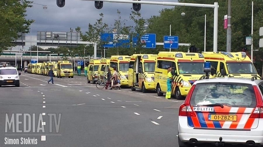 Ambulances uit Rijnmond assisteren bij VU Medisch Centrum na gesprongen waterleiding