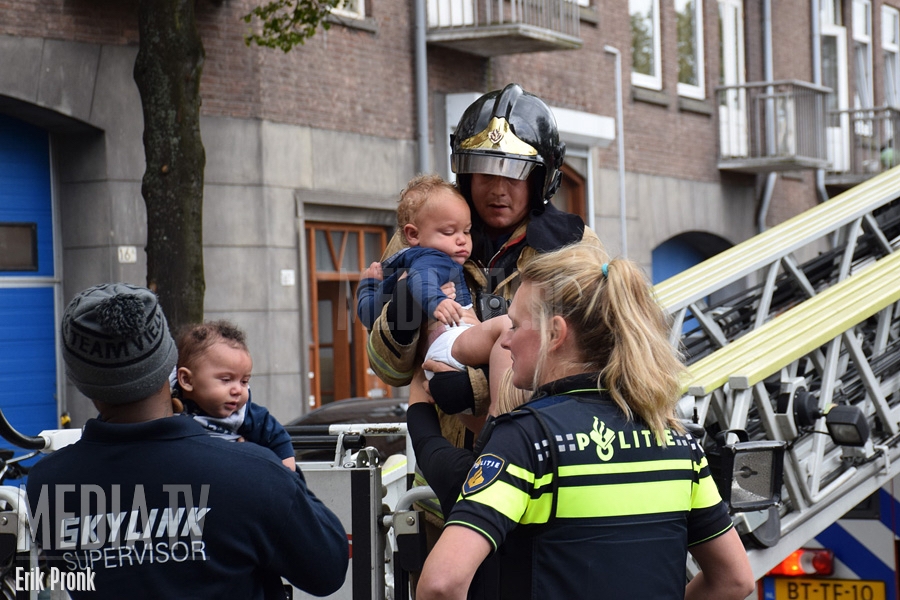 Brandweer redt bewoners van balkons Coolhaven Rotterdam (video)