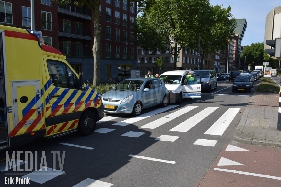 Kop-staart aanrijding met taxi Boezemlaan Rotterdam