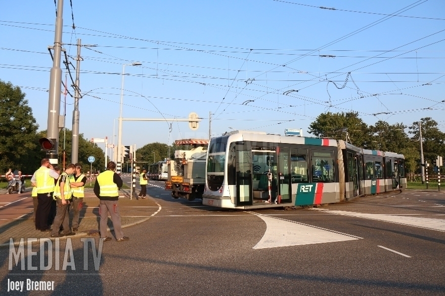 Tram ontspoord op Groeninx van Zoelenlaan Rotterdam (video)