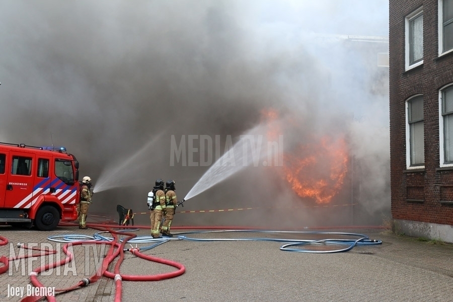 Grote uitslaande brand in bedrijfspand Oosthavenkade Vlaardingen (video)