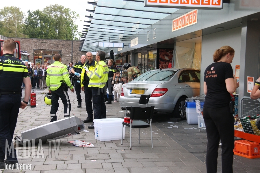 Auto rijdt winkelpand binnen Dr Wiardi Beckmansingel Vlaardingen (video)
