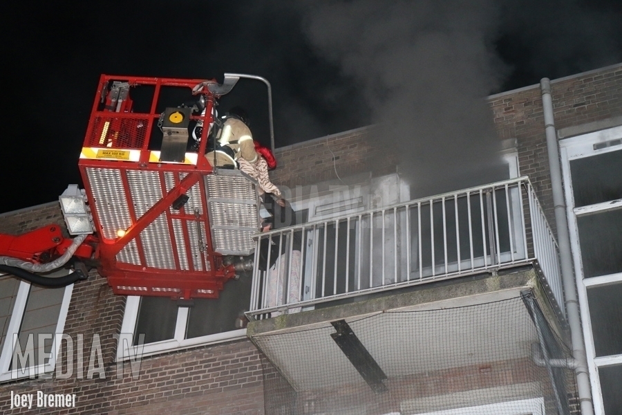 Brandweer redt kinderen en volwassenen bij kelderbrand Finsestraat Rotterdam (video)